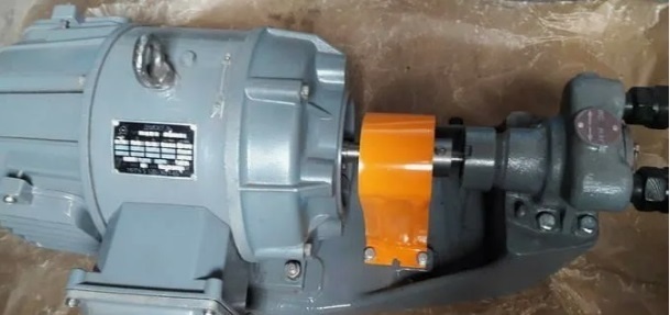 Топливоподкачивающий агрегат состоит из электродвигателя постоянного тока П-21 и шестеренчатого насоса