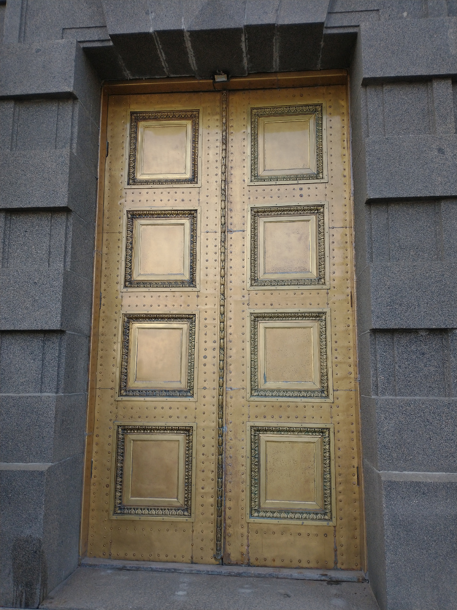 Двери являются единственным украшением здания.