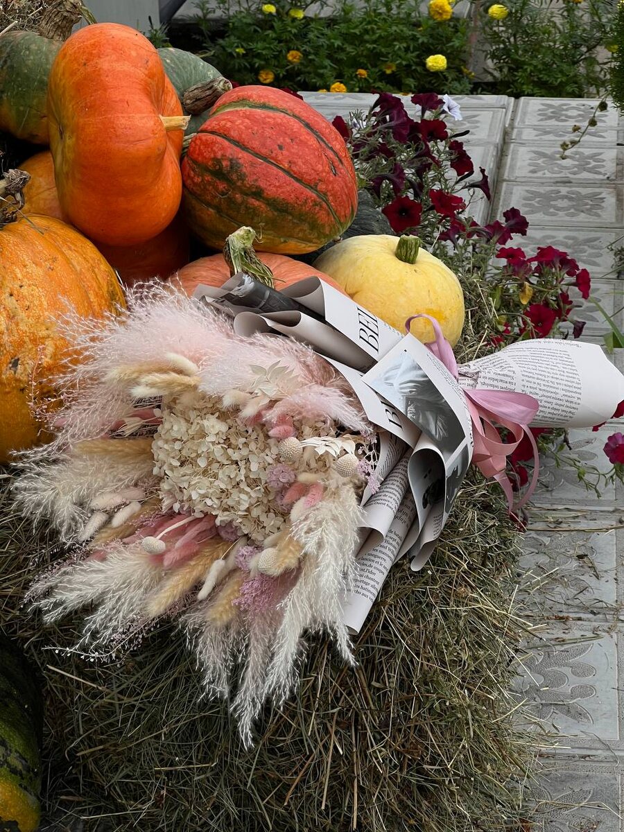 Упаковали букет и сухоцветов