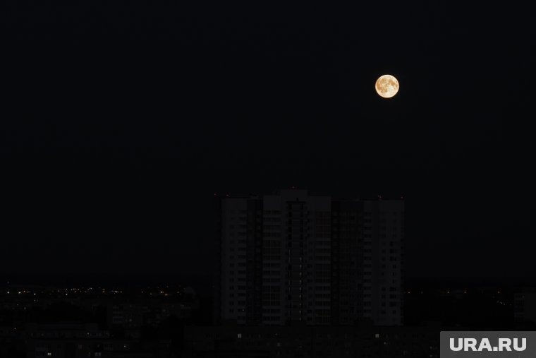    Луна окрасилась в кровавый цвет