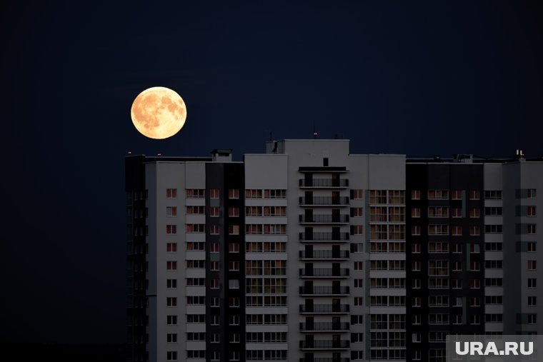     В небе над городом — «кровавая» Луна Руслан Яроцкий © URA.RU