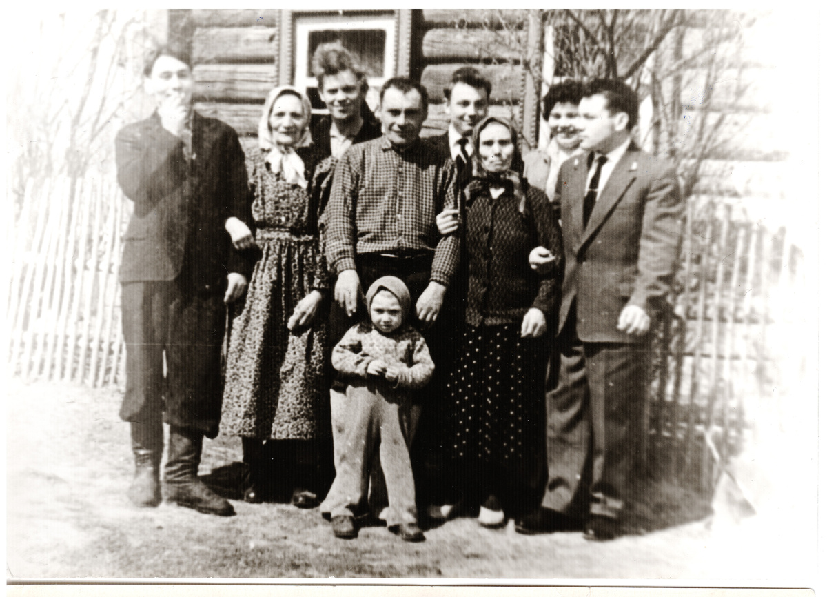 Кузнецов Александр Евгеньевич, его теща Юдина, неизвестный, Кузнецов Евгений Николаевич с внуком Ваней, Кузнецов Михаил Евгеньевич, Кузнецова Вера Семеновна, Кузнецова Екатерина Евгеньевна, Кузнецов Леонид Евгеньевич.