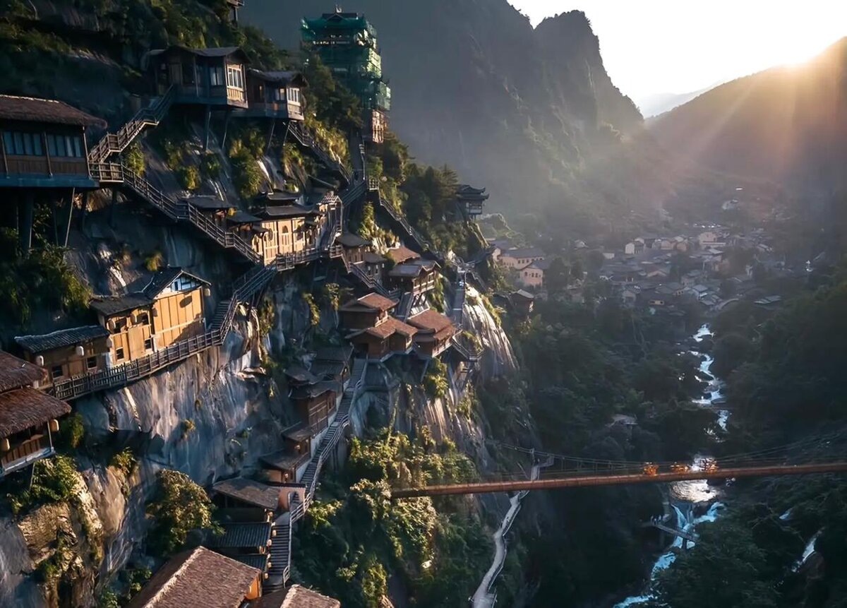 Долина Вансянь — это китайская деревня (или комплекс деревень) на отвесных скалах, известная своей вертикальной архитектурой, где дома построены вдоль склонов гор, создавая вид "висящих" строений