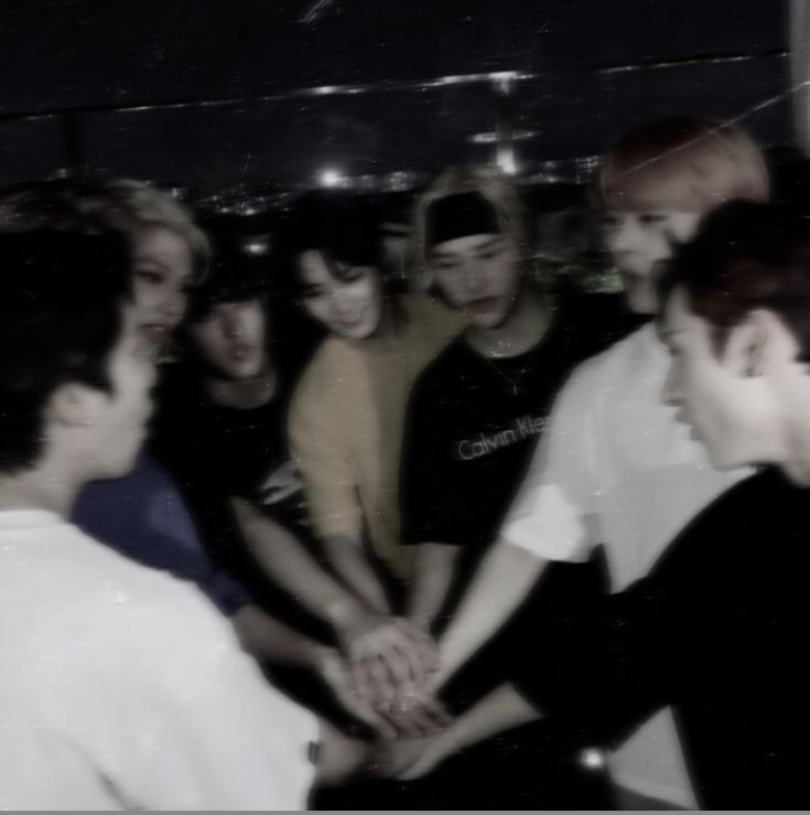 На фотографии участники южнокорейской группы Stray kids