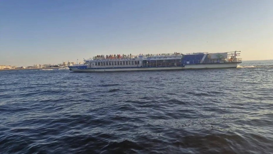    Теплоход "Чайка" сел на мель в Петербурге. Автор фото: t.me/sztproc