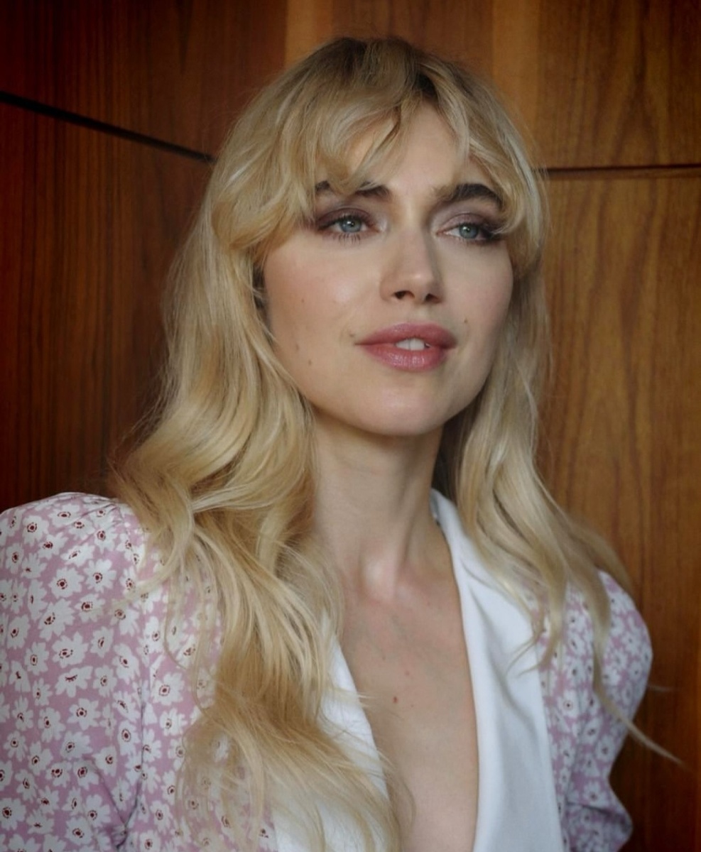 Макияж и укладка Имоджен Путс для промо фильма "Гедда" в рамках Tiff 2025. Материал: justine jenkins.