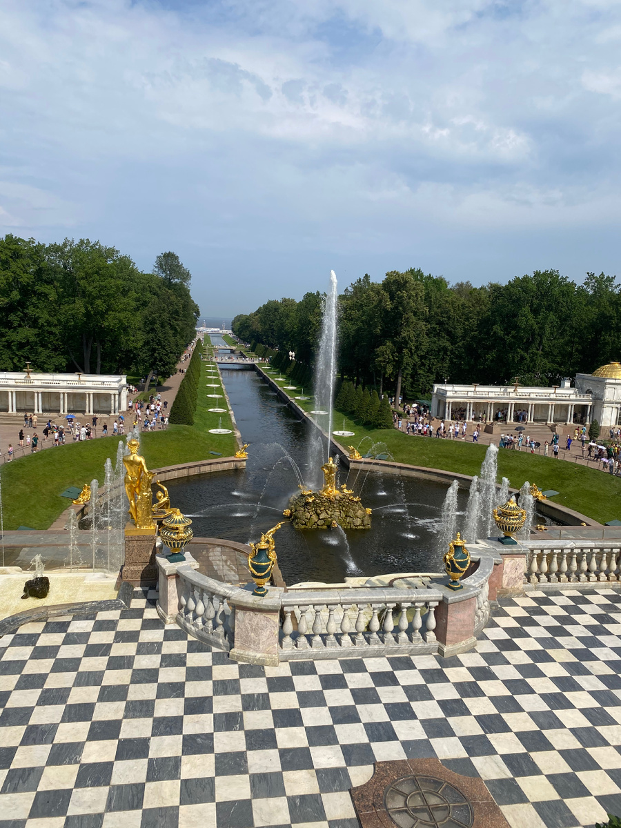 Вид сверху на фонтан Самсон