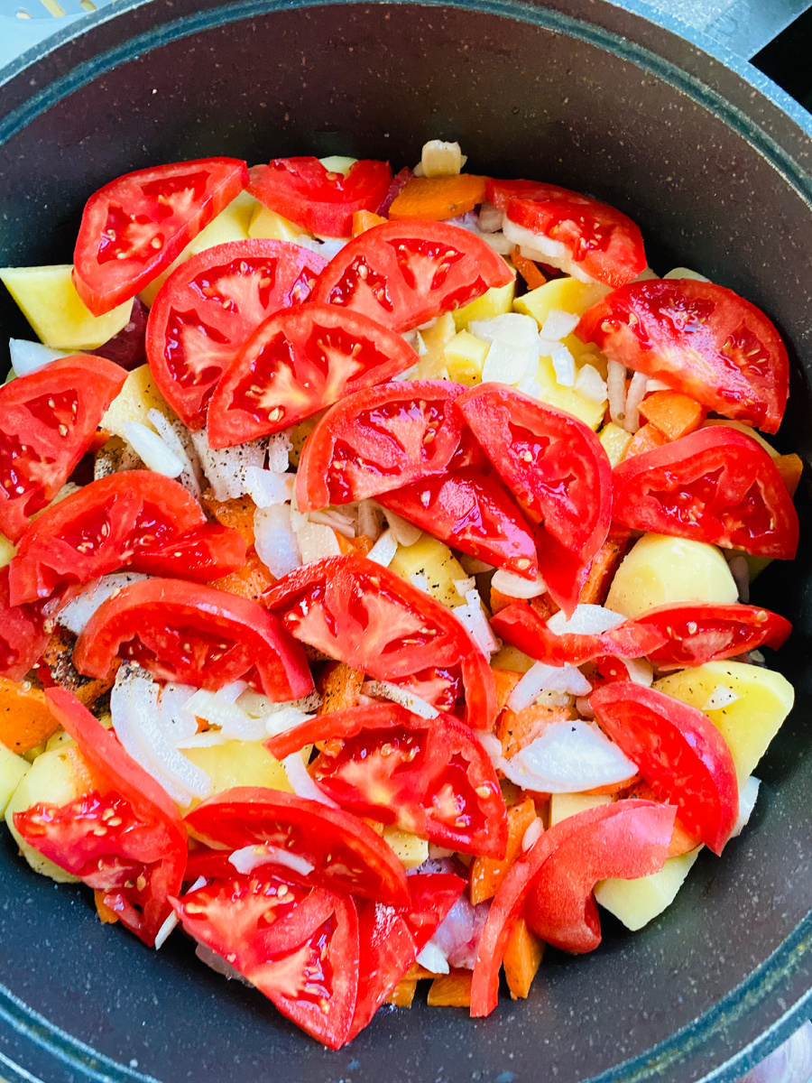 Казан заполнен, теперь можно добавить острый перец и зелень. Фото автора статьи