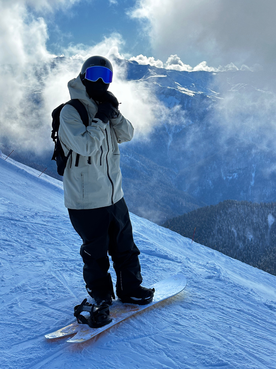 Сноубордист в горах 