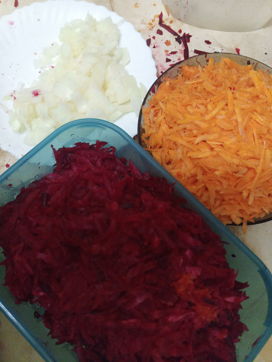 Овощи помыть,почистить.Свеклу отварила с добавлением соли, потому что я всегда свеклу сначала отворю несколько минут,свекла потом легко чистим и её потом легко тереть на тёрки, свеклу только несколько минут варить и всё, для меня по моим ощущениям что и земля от нее оседает на дне кастрюли после варки и ничего не попадёт в суп 