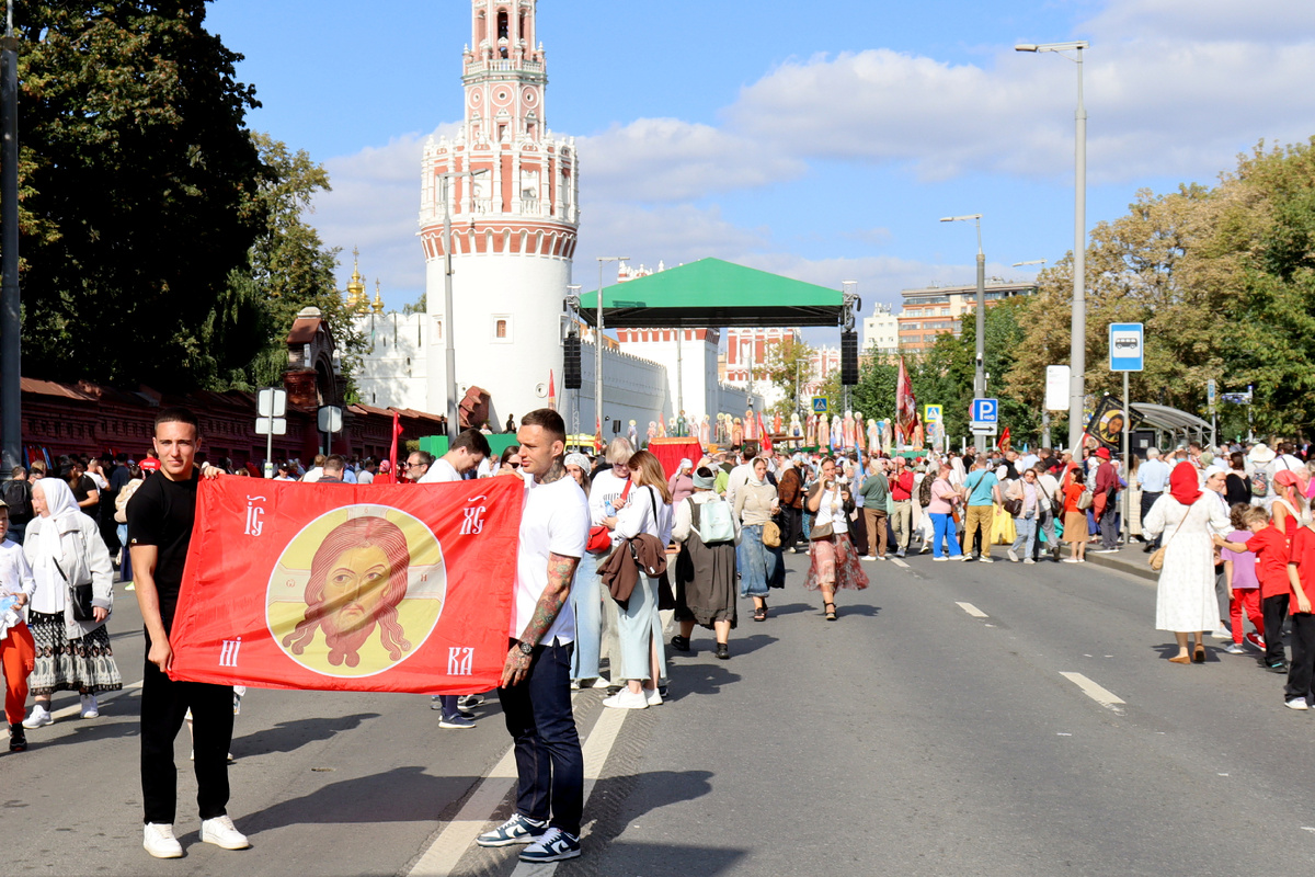 У стен Новодевичьего монастыря