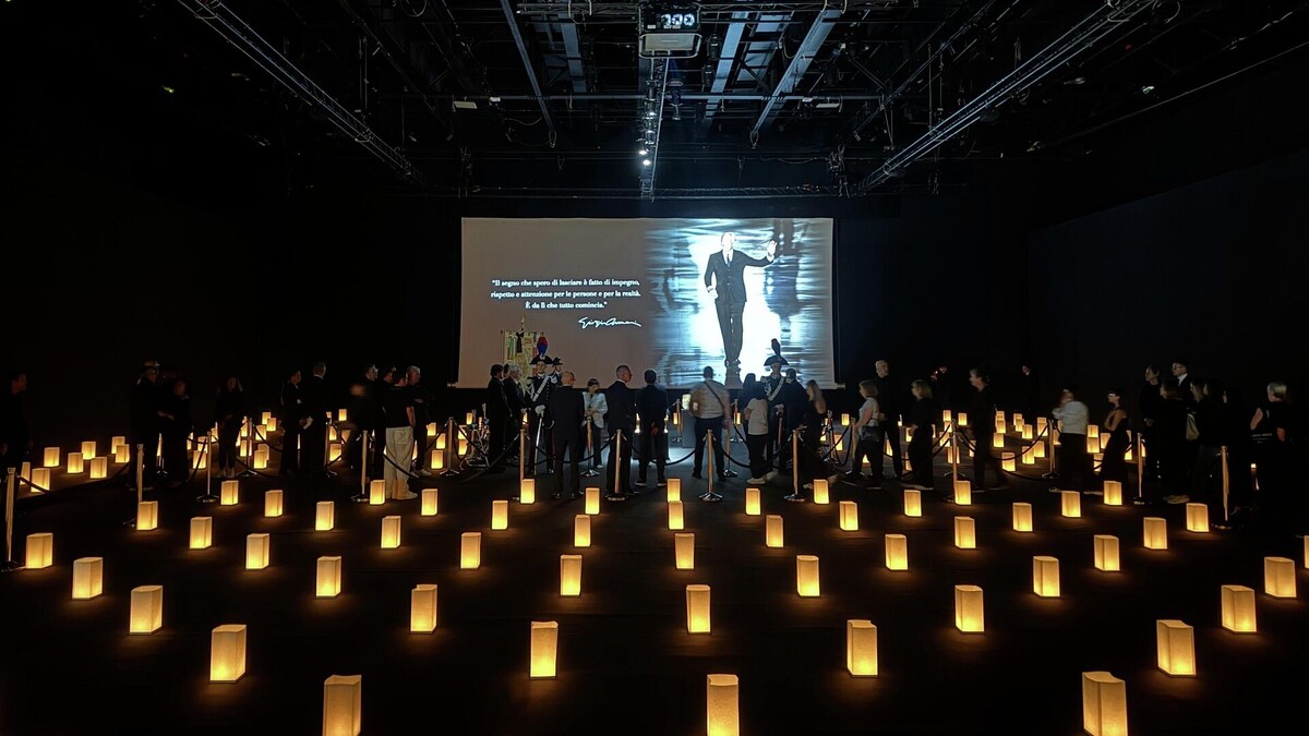 Прощание с модельером Джорджо Армани в выставочном центре Модного дома Armani/Teatro в Милане. 