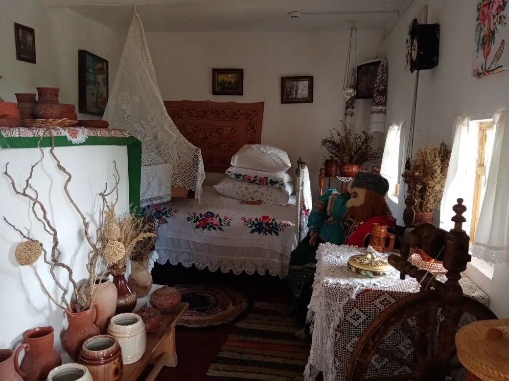 Внутри хаты 