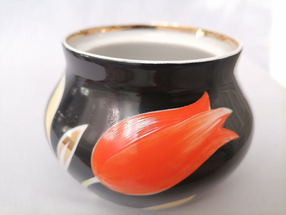 Личное фото автора. Сахарница. Красный тюльпан. Дулево. Автор- П.В. Леонов (?)