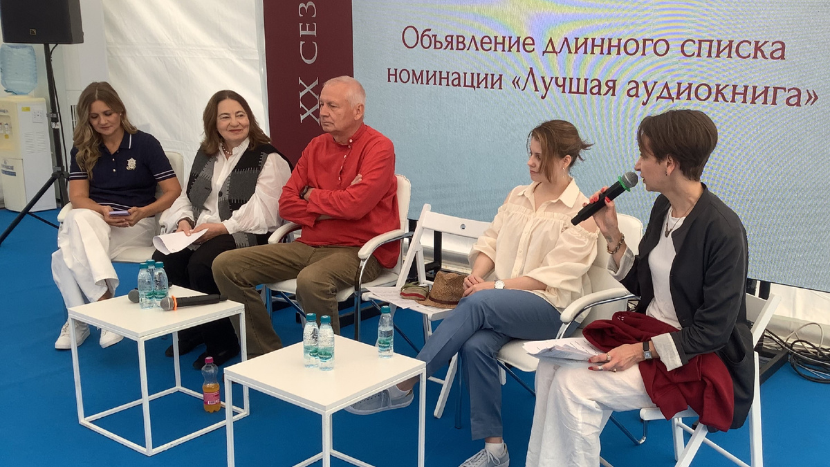 В объявлении длинного списка номинации "Большая книга" участвовали: контент-директор "Яндекс Книги" Ю. Мишкуц, эксперты Ж. Переляева и Д. Николаев, нейроученый П. Кривых, директор премии "Большая книга" Т. Восковская   