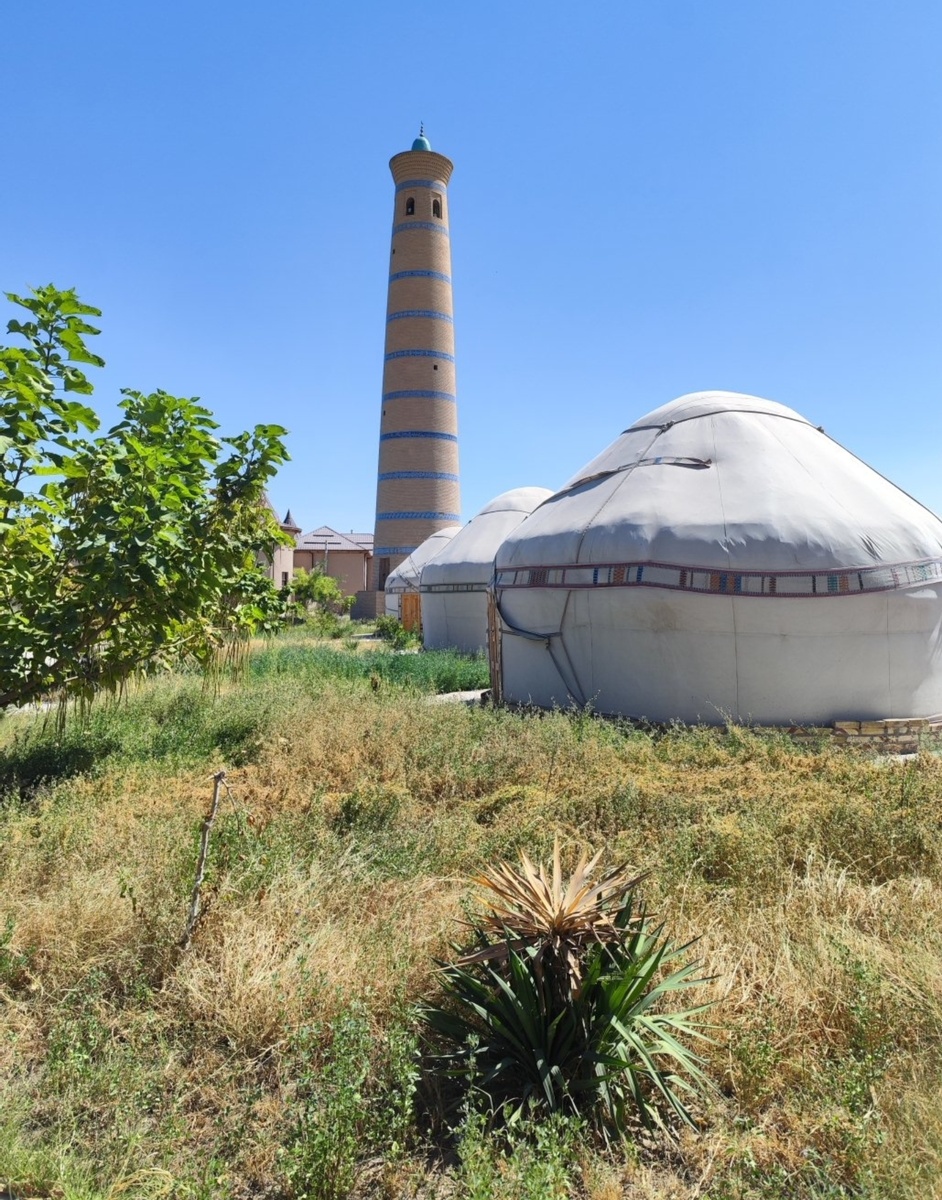 Вид на классические юрты и минарет с нашего крыльца. А вечером минарет ещё и красиво подсвечен