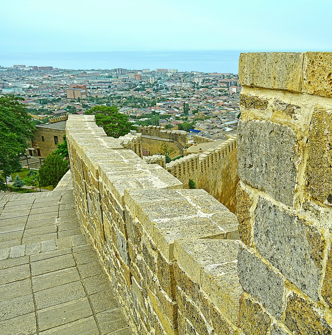 Вид на южную стену из цитадели.