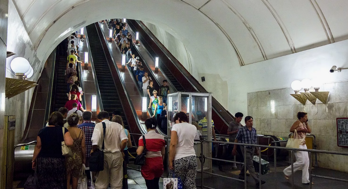 Эскалатор на "Авиамоторной", современность.