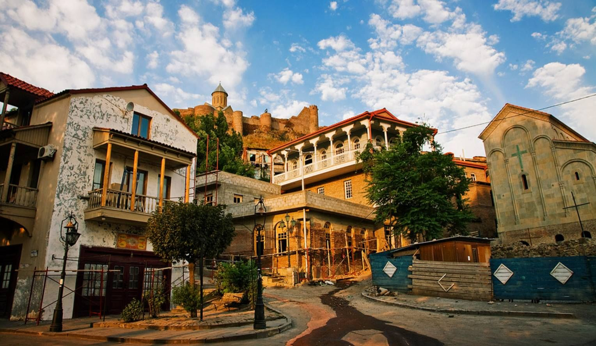 Колоритные балконы и мощёные улочки Тбилиси — душа старого города