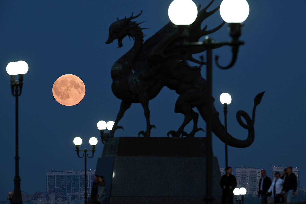 Полное лунное затмение в Казани, 7 сентября 2025 года ©Максим Богодвид/РИА Новости  📷