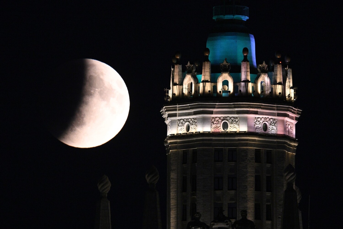 Полное лунное затмение в Москве, 7 сентября 2025 года ©Кирилл Зыков/РИА Новости