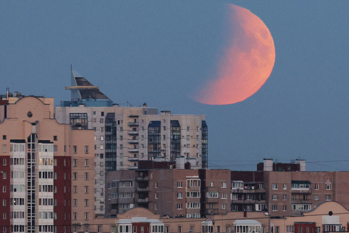Полное лунное затмение в Санкт-Петербурге, 7 сентября 2025 года ©Anton Vaganov/Reuters  📷