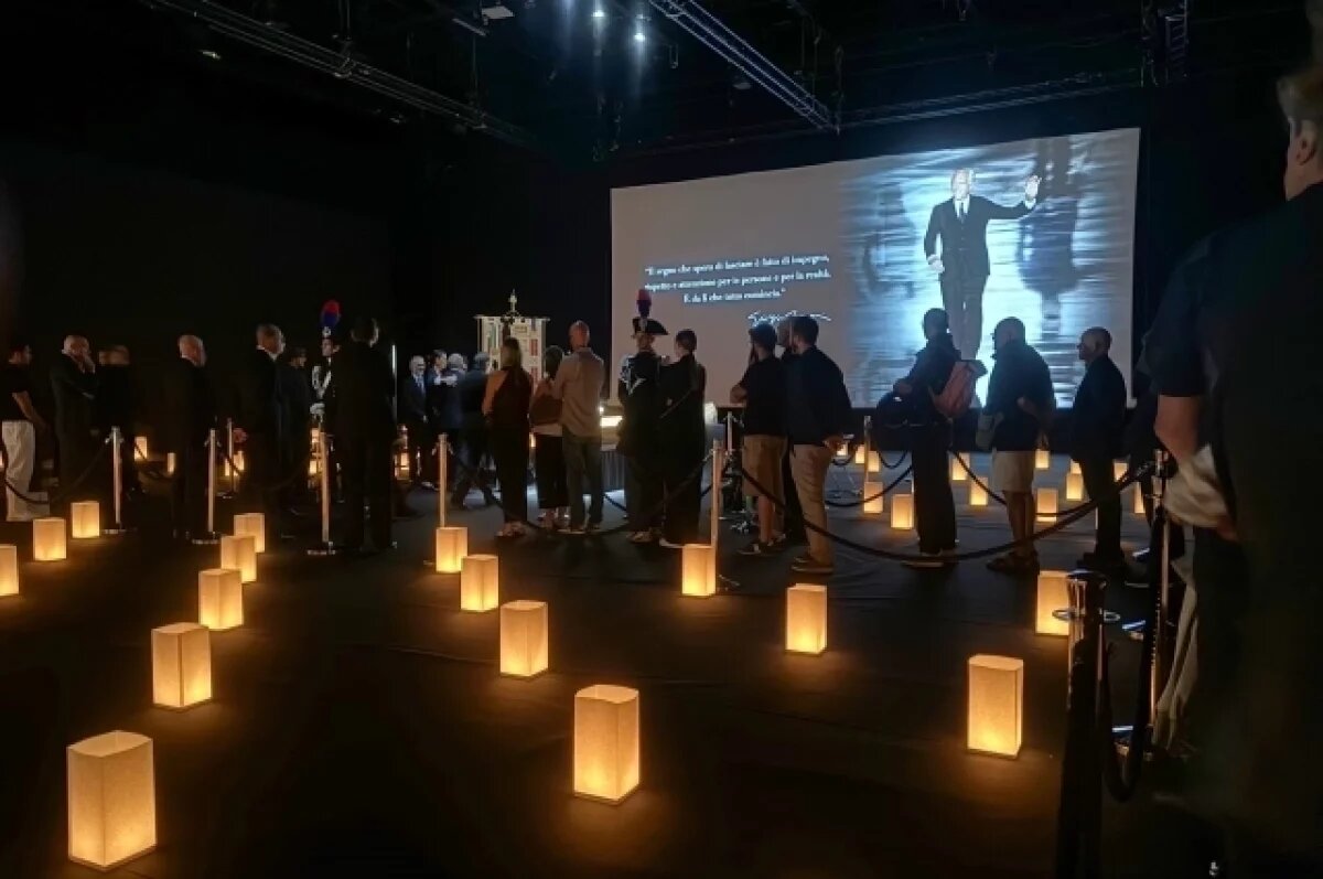    Более десяти тысяч человек пришли на прощание с Армани в Милане