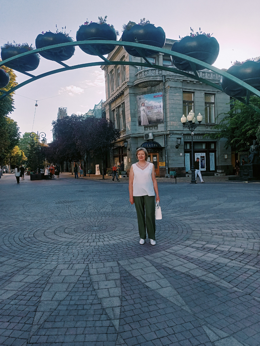 Наш театр на заднем плане. Фото автора.