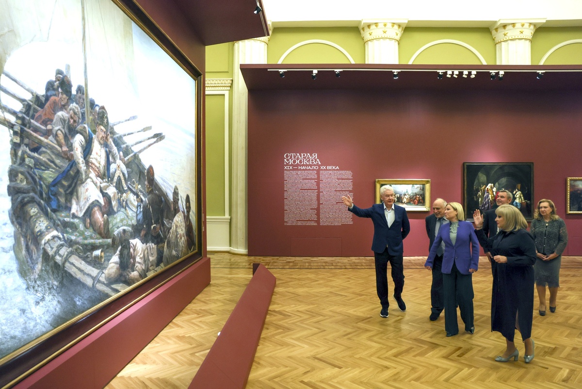    Картина Василия Сурикова "Степан Разин" вызвала у именитых гостей бурю эмоций. / Сергей Михеев/РГ