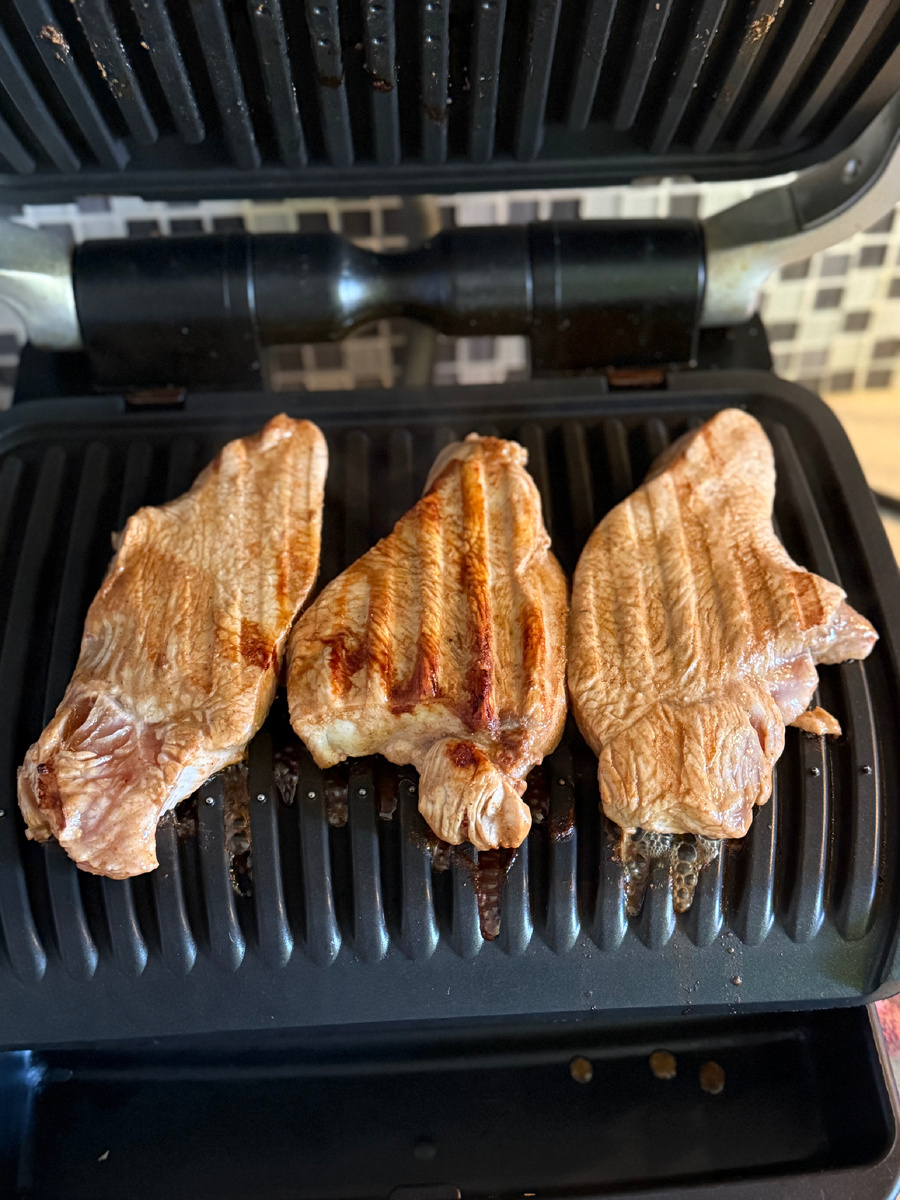 Гриль позволяет приготовить стейк из индейки с аппетитной корочкой и сохранить сочность мяса.