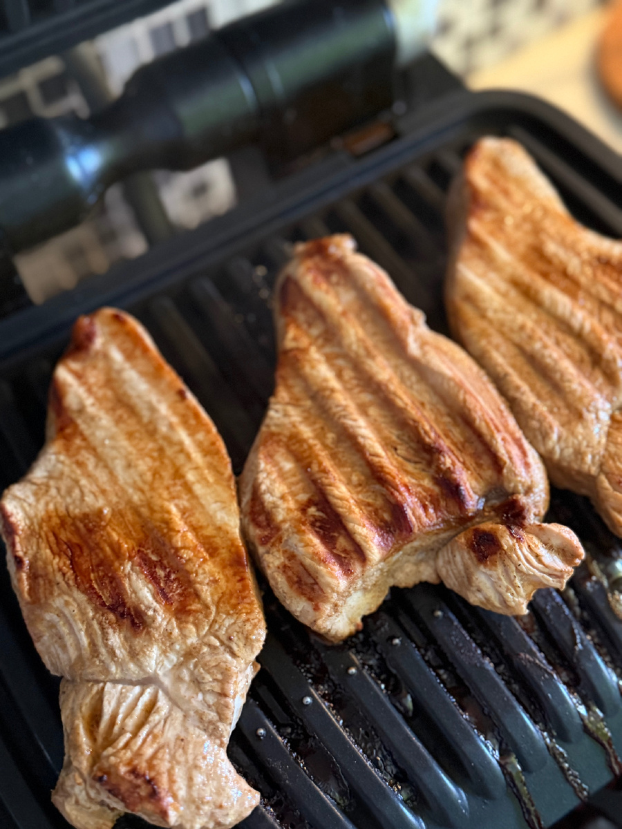 Стейк из индейки - диетическое блюдо, так как индейка содержит меньше жира по сравнению с другими видами мяса, например, с говядиной или свининой.