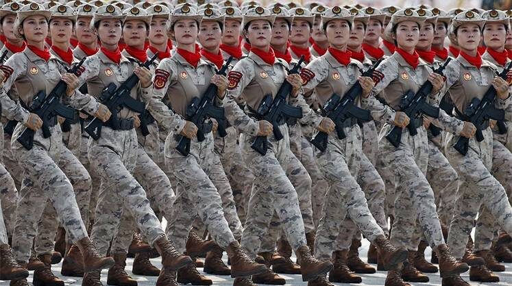    EPA/ANDRES MARTINEZ CASARES В пекинском параде приняли участие 40 тысяч военнослужащих и большое количество военной техники