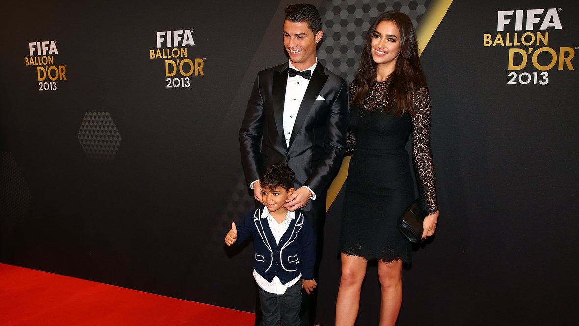    Криштиану Роналду с Ириной Шейк и Криштиану Роналду-младшим. Getty Images