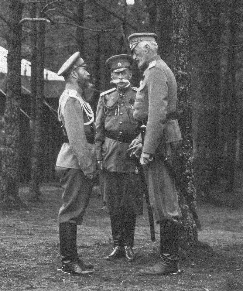 Великий князь Николай Николаевич (справа), император Николай II (слева), министр императорского двора граф Владимир Борисович Фредерикс (в центре) в Ставке. Сентябрь 1914 года.