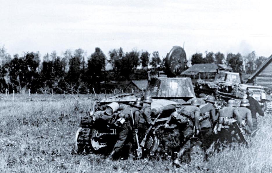 Солдаты вермахта занимают село в районе Ленинграда под прикрытием чешский танков Pz. Kpfw 35(t).