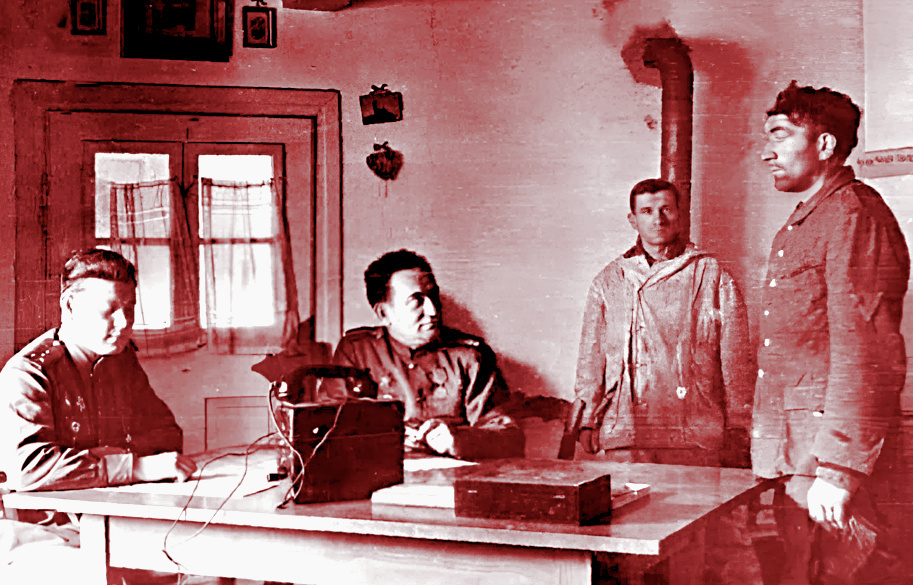 Контрразведчики допрашивают "языка".