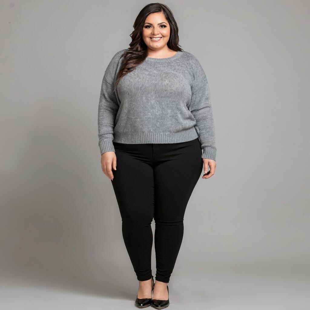 Обтягиваюшие брюки чёрного цвета только " подчеркнули" массивность ног.