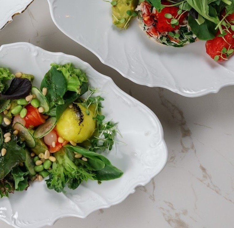 Салат с лососем и гуакомоле