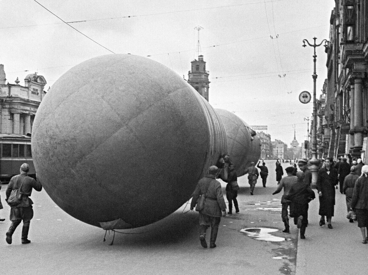    Установка аэростата воздушного заграждения на Невском проспекте в Ленинграде в дни блокады© РИА Новости / Борис Кудояров