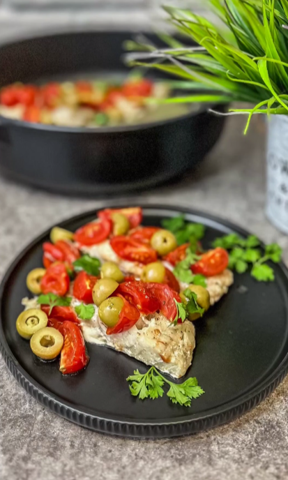 ТРЕСКА, ЗАПЕЧЕННАЯ С ПОМИДОРАМИ И ОЛИВКАМИ