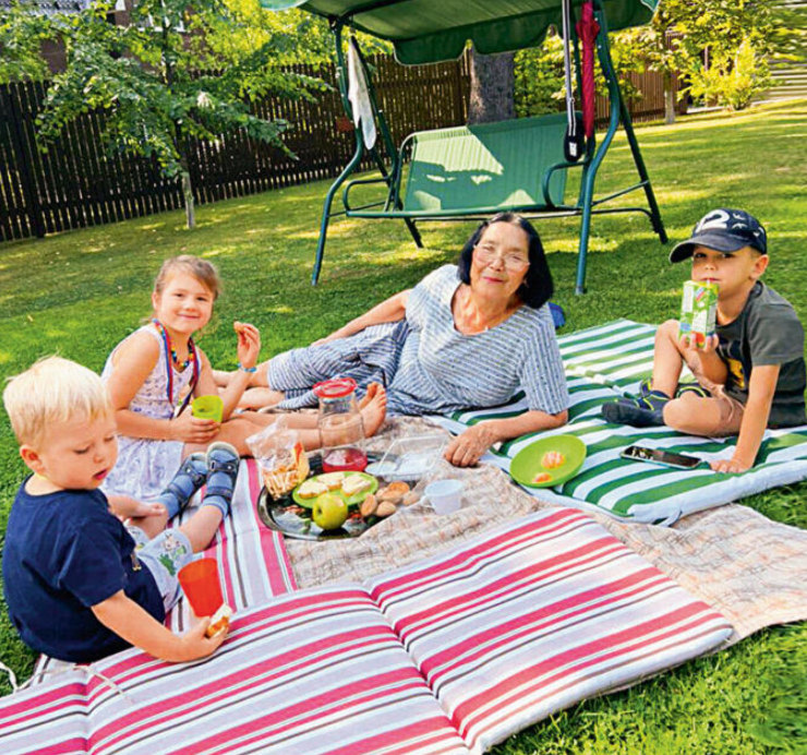 Наталия Аринбасарова с внуками