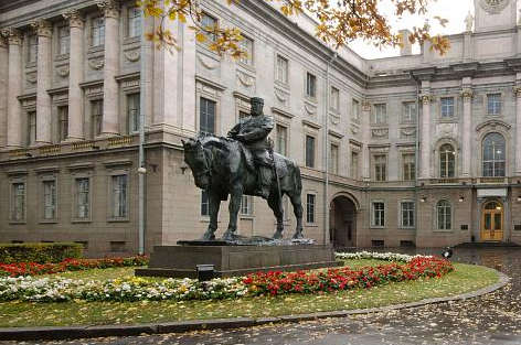 Памятник Александру III перед Мраморным дворцом в Петербурге. Изображение с сайта Русского музея