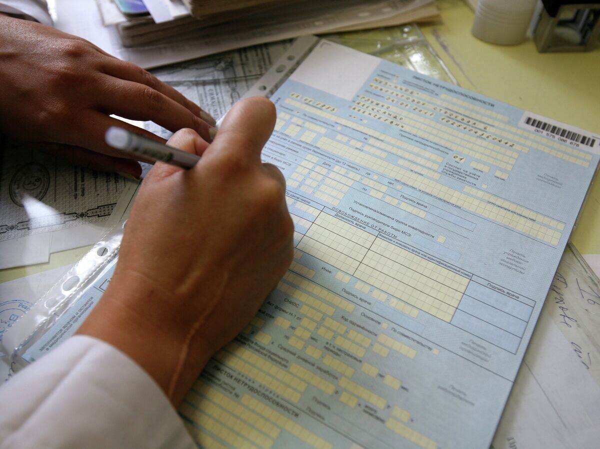    Медсестра заполняет больничный лист© РИА Новости / Александр Кряжев