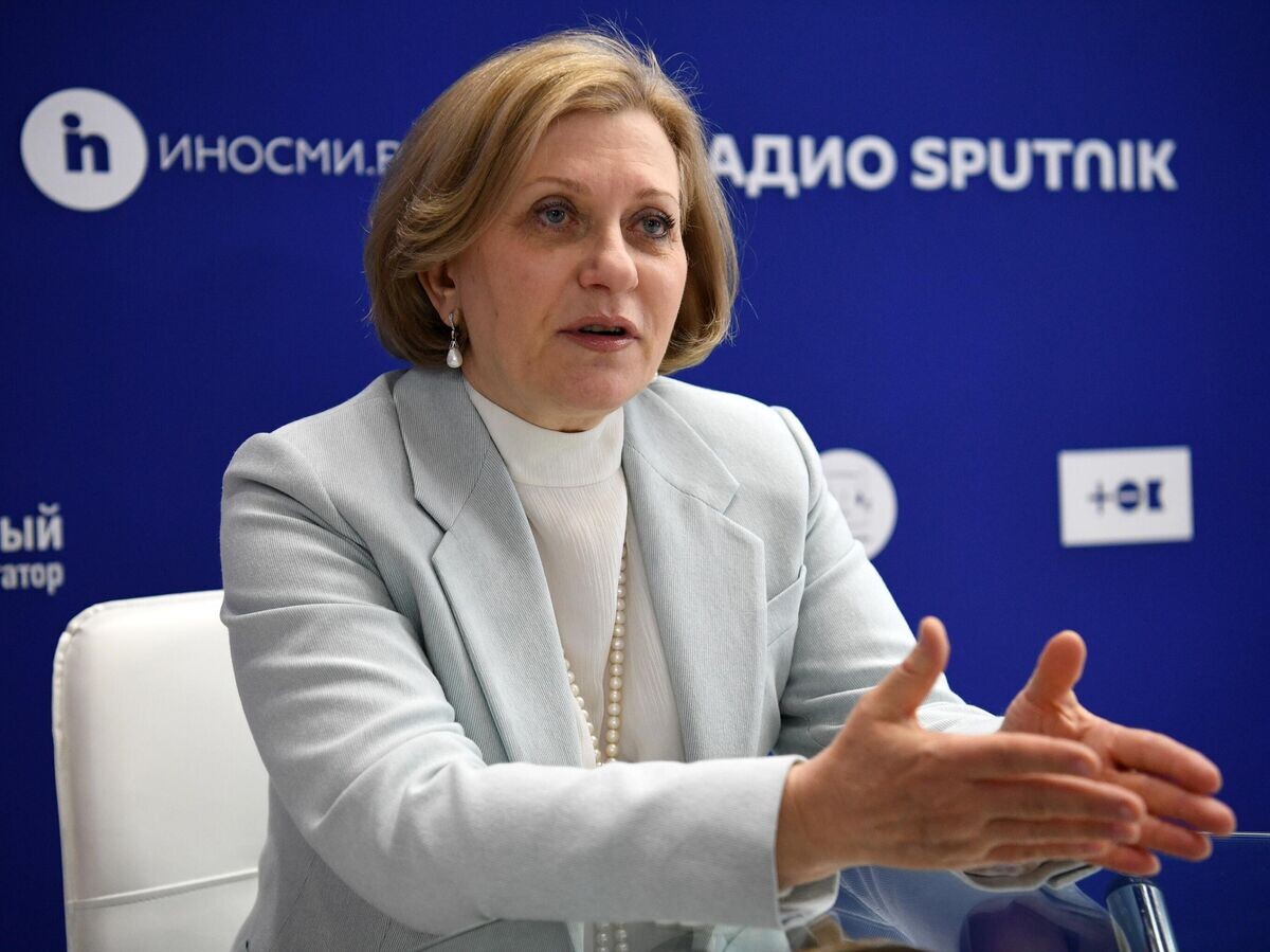    Главный государственный санитарный врач РФ Анна Попова дает интервью на стенде РИА на ПМЭФ-2022© РИА Новости / Александр Кряжев