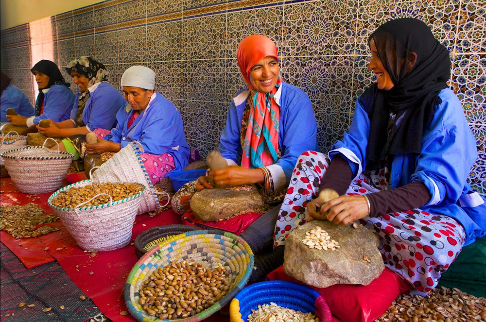 Женщины чистять проды арганы вручную. Традиционный марокканский промысел.