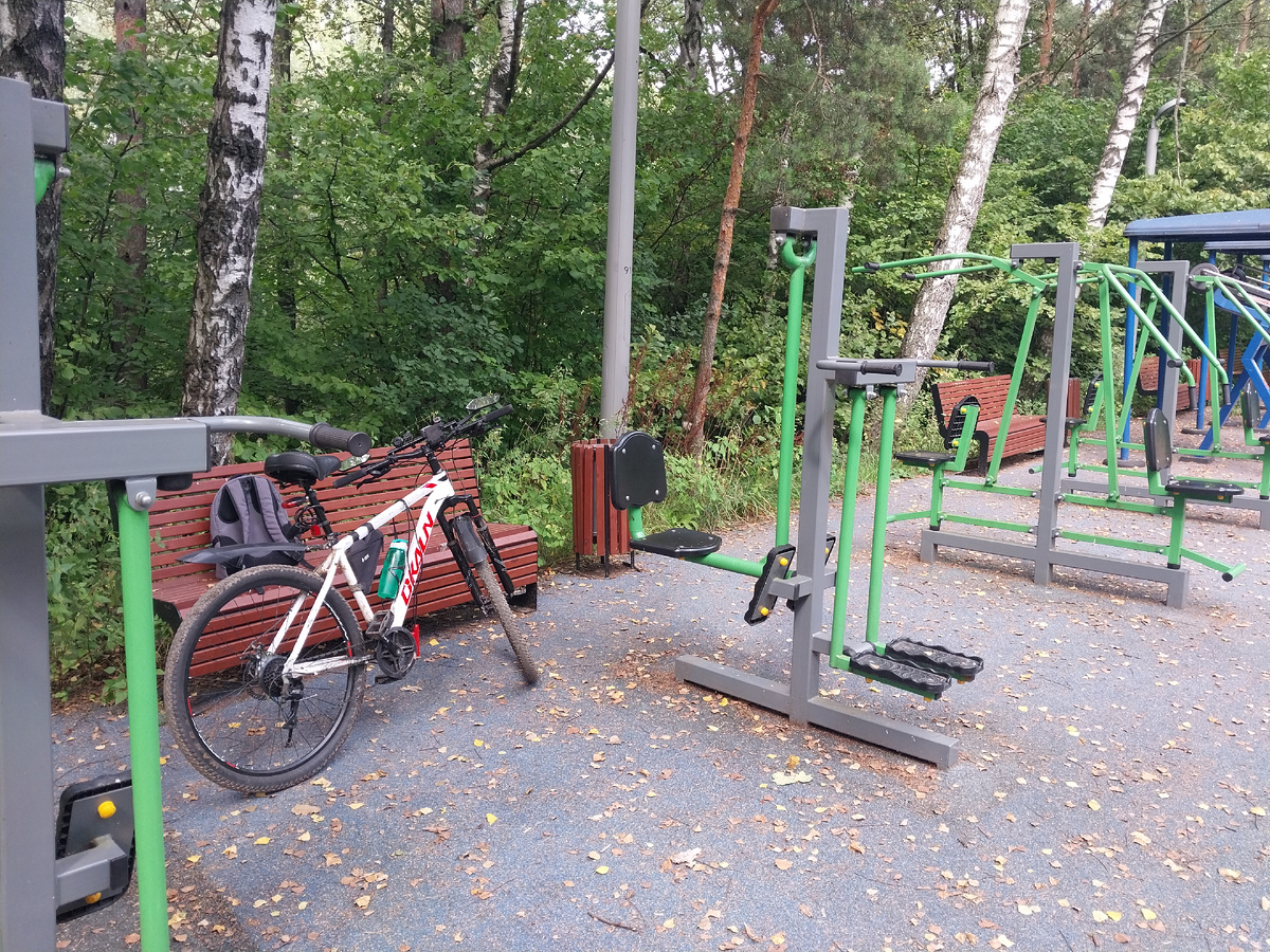 На территории спорт комплекса есть отличный набор уличных тренажеров. Отлично подходит для разогрева и доп тренировок. 