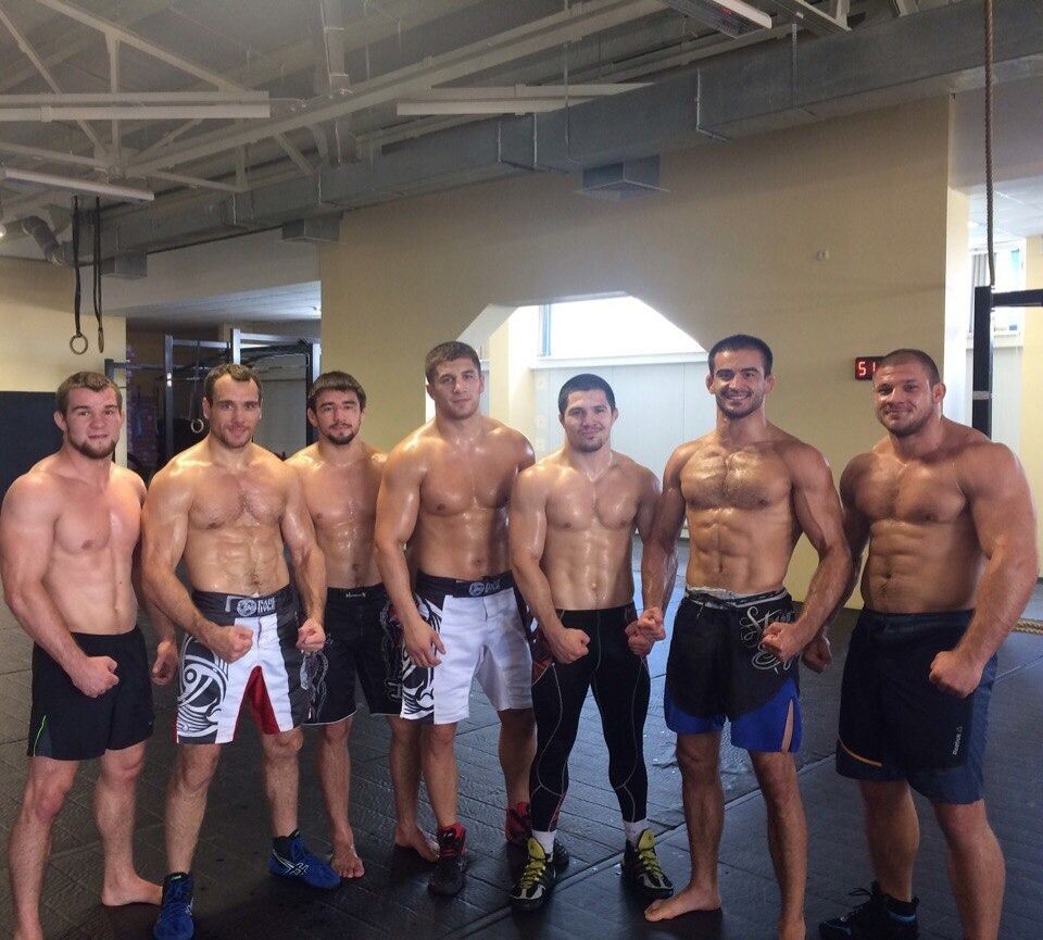    Алексей Кунченко в месте с рядом других известных и не очень бойцов (в том числе Иван Штырков и Андрей Корешков. Источник: Взято со страницы Алексея Кунченко ВК