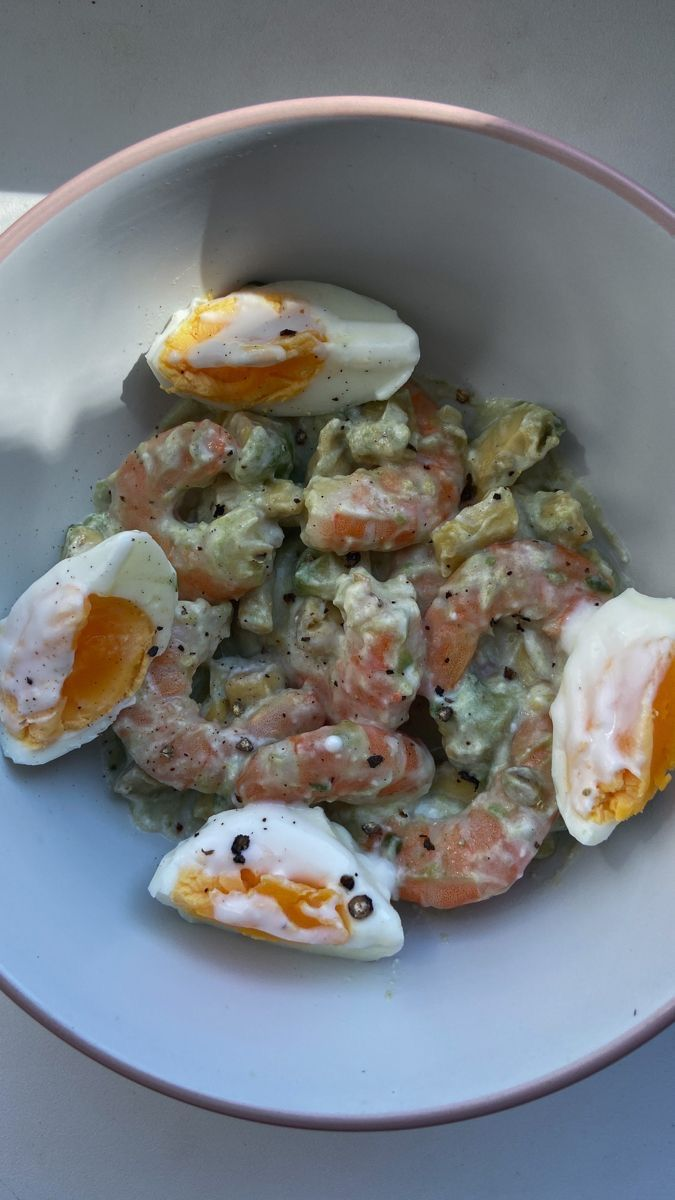 Вот такой салат мне принесли :) Вроде и креветок много, но им вообще не наедаешься.