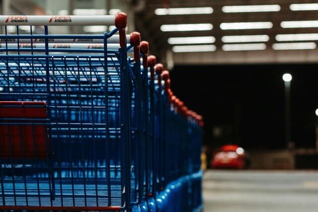 Покупательские тележки. Фото: pexels.com