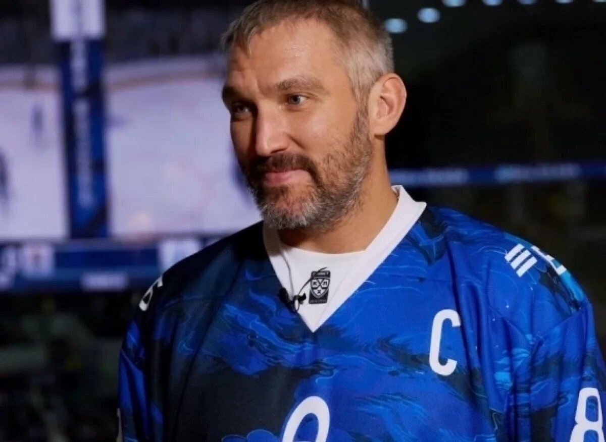    Овечкину подарили уникальный iPhone в честь рекорда по голам в НХЛ